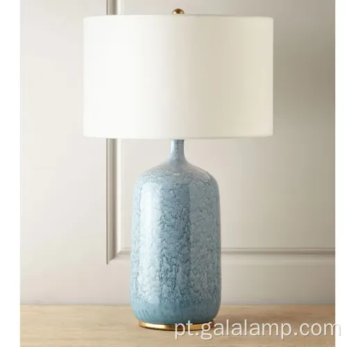 Lâmpada elegante de cobre e cerâmica com desenhos tradicionais